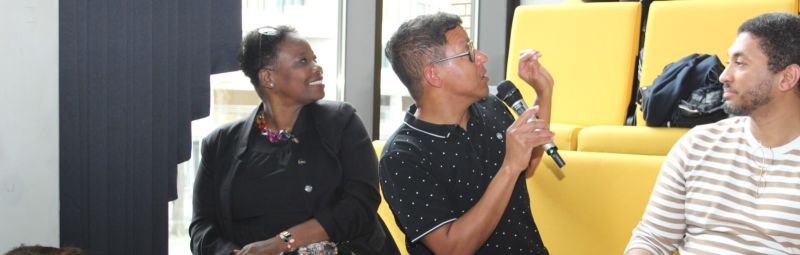 De laatste tijd wordt er veel gesproken over het tegengaan van discriminatie en racisme. Wij hebben gehoord van de toeslagenaffaire, de zwarte lijsten bij de Belastingdienst, stagediscriminatie, etnisch profileren door politie, institutioneel racisme etc. Kunnen wij onszelf hiertegen wapenen? Wij horen schrijnende verhalen van mensen die hun baan kwijt zijn geraakt door vormen van racisme en discriminatie. Wat te doen om het niet zover te laten komen? Vaak horen wij van mensen dat zij wanneer er volgens hen sprake is van racisme zij dit niet melden bij betreffende instanties of aangifte doen. Hierdoor komt alleen het topje van de ijsberg in beeld en dragen wij onbewust bij aan het in stand houden van deze praktijken. Wil je weerbaarder zijn tegen allerlei vormen van discriminatie en racisme? Wil je jezelf zijn? Wil je je niet meer in allerlei bochten wringen om erbij te horen? Dan ben je van harte uitgenodigd voor de training 'This is Me!'. De training is speciaal bedoeld voor personen met Afro-Caribische wortels en wordt verzorgd door Mike Euphrosina die jarenlange ervaring heeft met het geven van trainingen die ons bewust maken van uitsluitingsmechanismen en hoe hiertegen op te treden. Is jouw interesse gewekt meld je dan eenvoudig aan via onze website via Agenda op de menu klik je op 11 juni training 'This is Me' en kan je eenvoudig je naam invullen. Indien je niet vanuit een organisatie deelneemt kan je particulier of privé invullen. Adres: gebouw STEK, Parkstraat 32, 2514JK Den Haag . Het programma start om 10.00 uur. Inloop is om 09.30 uur. Er zal voor een lunch worden gezorgd. Mis deze boeiende training niet. Van Programma onderdeel 10.00u Kennismaking, uitleg programma en afspraken vooraf 10.15u BIBU en conclusies 10.45u Zoektocht naar het fundamenteel mechanisme 11.30u Pauze 11.45u Test en discussie; Hoe wil ik behandeld worden? 13.30u Lunch 14.00u Coping 15.45u Pauze 16.00u Vervolg coping en resultaat 17.00u Evaluatie en einde training