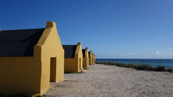Bonaire slavenhutjes item Koolmees Ollongren 2019 nationale herdenking NL slavernijverleden web Ocan caribisch